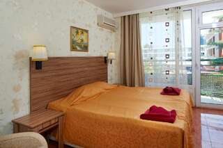 Отель Hotel Yantra Солнечный Берег Двухместный номер (для 2 взрослых и 1 ребенка)-5